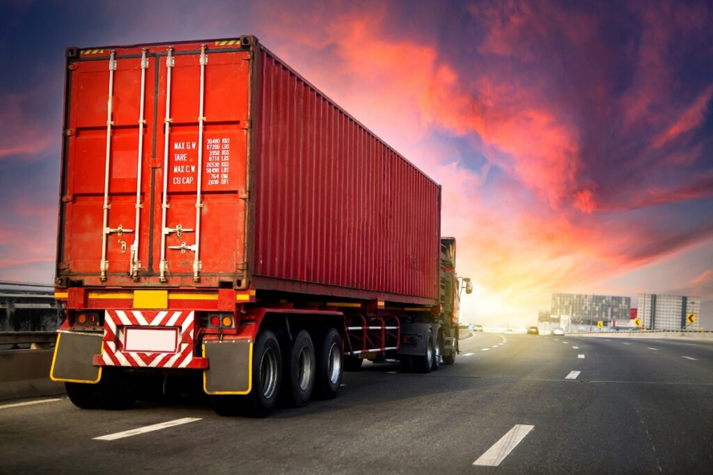 ¿Cómo señalizar la carga que sobresale de un camión?