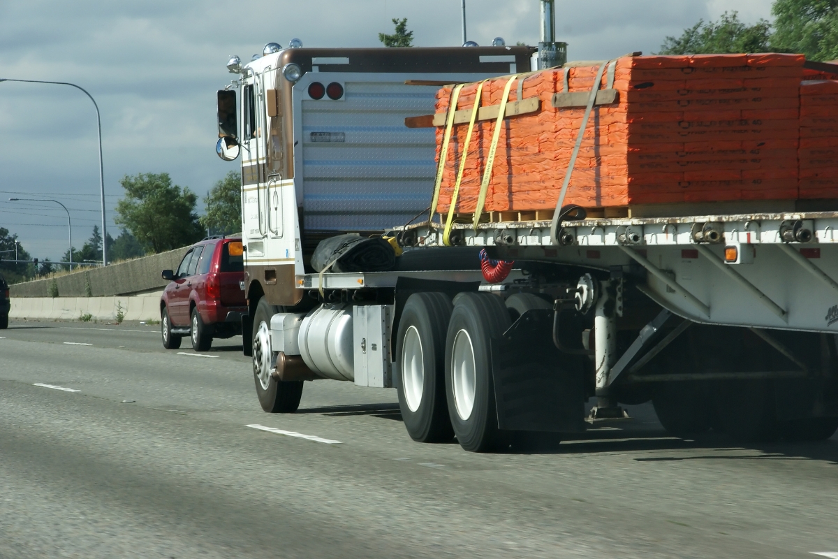 ¿Cuánto puede sobresalir la carga de un camión?